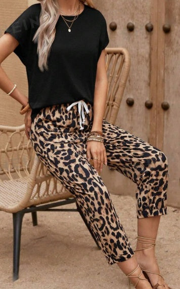 Summer Solid Color Round Neck Short Sleeve T-Shirt And Leopard Print Casual Pants Two Piece Set For Women